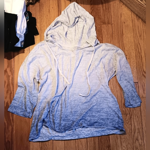 3 for $23 tops!! Sonoma Lightweight Cropped Sleeve Ombre Hoodie, Size XL - Picture 1 of 3